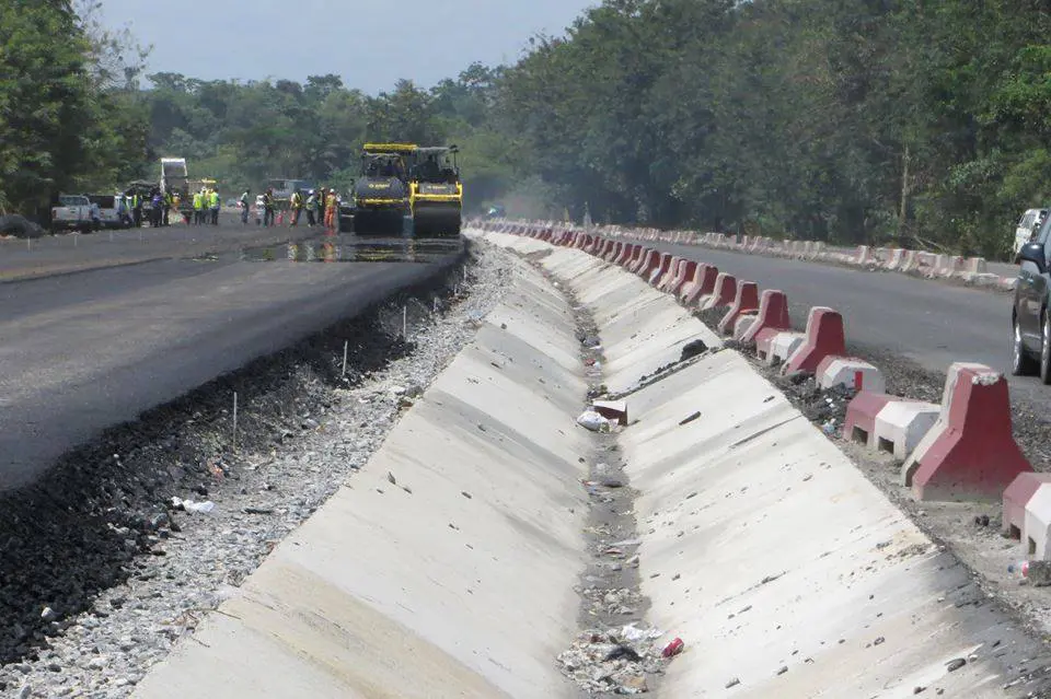 YOUTHS, STUDENTS BLOCK BENIN-LAGOS EXPRESSWAY TO PROTEST ECONOMIC HARDSHIP